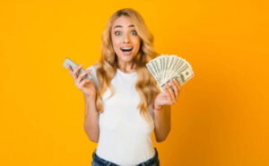 Mulher surpresa com dinheiro e celular, exemplificando como monetizar no Instagram