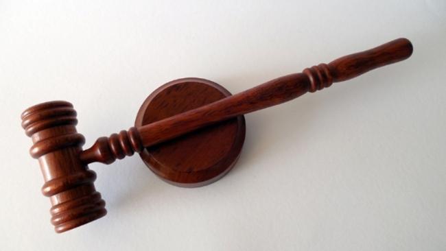 Martelo tribunal indicando que é para se atentar as regras do sorteio do instagram