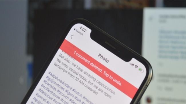 Celular com comentários do instagram