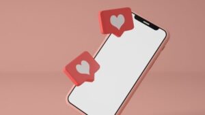 Telefone com ícones de curtidas do Instagram saindo para fora