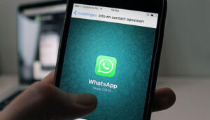 Foto de uma mão segurando um smartphone com a tela do aplicativo WhatsApp aberta, representando um tutorial de como colocar o link do WhatsApp no Instagram.