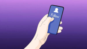 Ilustração de uma mão segurando um smartphone com o botão "Follow" na tela, representando a questão de quantas pessoas podem ser seguidas por dia no Instagram e se existe um limite.