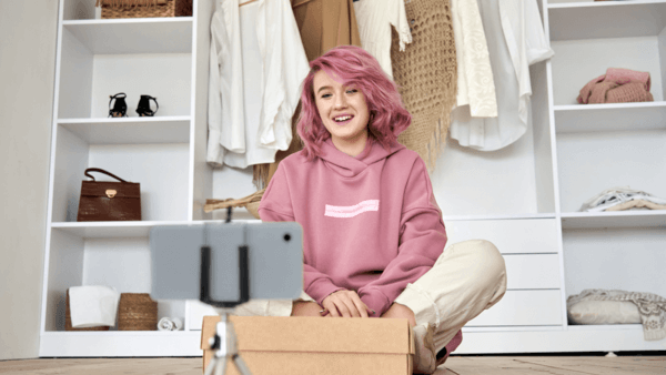 Influenciadora famosa criando conteúdo sentada no chão