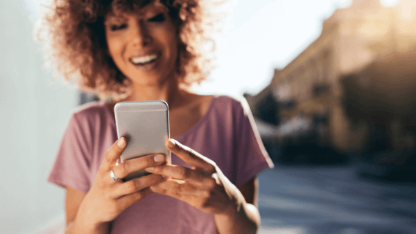 Mulher sorrindo e aprendendo como ficar famosa instagram