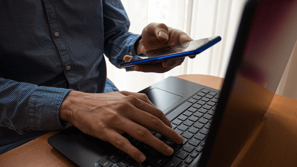 Homem fazendo procedimento de como desativar instagram