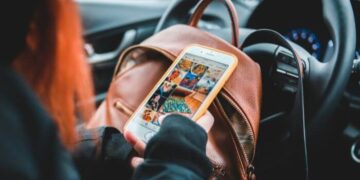 Pessoa usando um iPhone para visualizar a galeria de fotos do Instagram, representando 9 ideias de story para postar no Instagram.