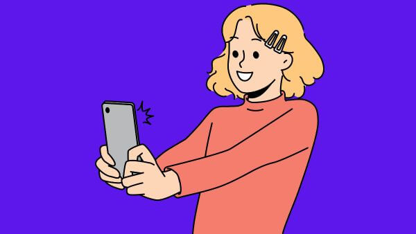 mulher segurando telefone e tirando uma selfie para postar antes d programar stories instagram