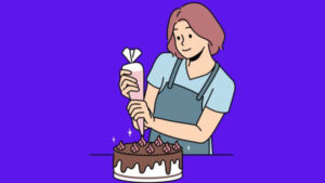 Ilustração de uma confeiteira sorridente com cabelo curto castanho, vestindo avental azul. Ela está decorando um bolo de chocolate com cobertura branca e detalhes de creme rosa, usando um saco de confeitar. O fundo é roxo sólido.
