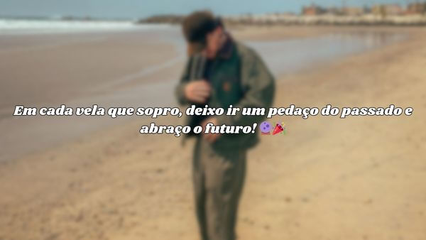 Homem na praia com a frase "Em cada vela que sopro, deixo ir um pedaço do passado e abraço o futuro!" sobreposta.