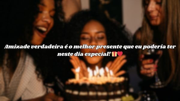 Mulheres celebrando aniversário enquanto uma delas sopra velas do bolo com a frase "Amizade verdadeira é o melhor presente que eu poderia ter neste dia especial!" sobreposta.