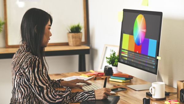 Profissional criando paleta de cores para identidade visual Instagram