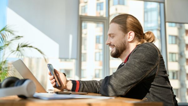 Homem feliz após ver resultados gerados por destaques no Instagram