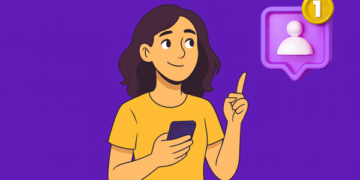 Mulher apontando dedo para icone de seguidores indicando se comprar seguidores aparece na aba explorar