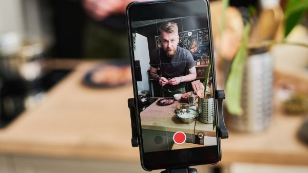 Criador de conteúdo de culinária gravando vídeo para compartilhar nas redes sociais