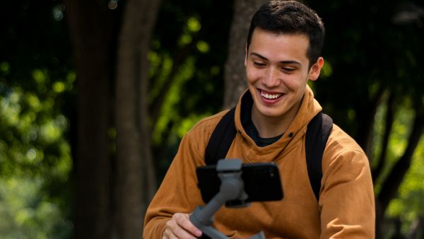 Criador de conteúdo gravando episódios de séries de Reels
