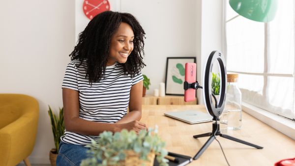 Nova criadora de conteúdo feliz gravando Reel porque desempenho de Reels está alto